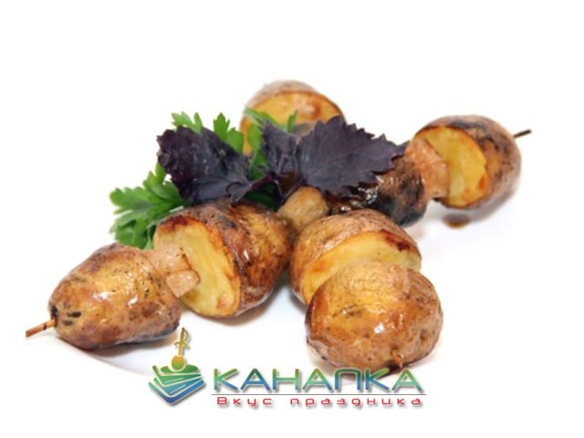 Картофель на шпажке с беконом